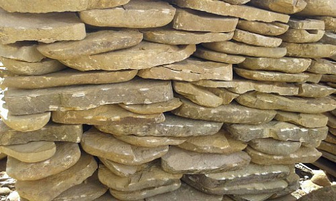 Kamenclub.ru: Песчаник колотый для облицовки (фр. 2-3 см)  купить в Московской области песчаник бежевый серый рыжий песчаник строительный 5000 руб/т   фото КАМЕНЬ КЛУБ