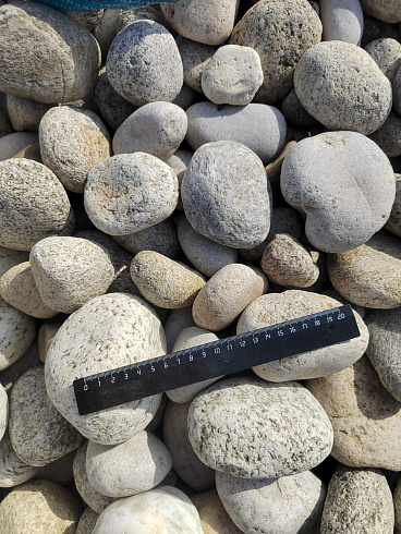 Kamenclub.ru: Галька речная окат (серо-белая) фр. 70-120 мм купить  в Московской области галька галечник бело-серая, серо-белая, серая, белая речная природная галька  8000 руб/т   фото КАМЕНЬ КЛУБ