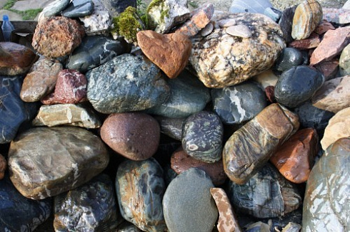 Kamenclub.ru: Ландшафтные валунчики фр.100-500 мм.  купить в Московской области крупный природный камень серый, темно-серый, светло-серый речной валун крупный 4800 руб/т   фото КАМЕНЬ КЛУБ