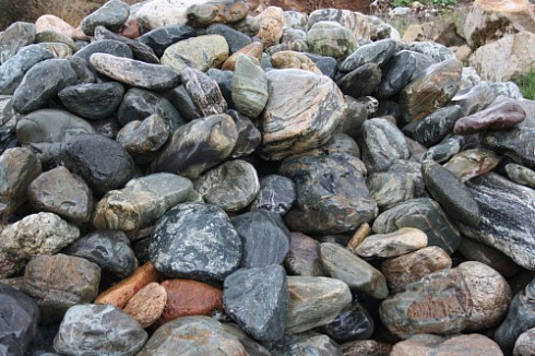 Kamenclub.ru: Ландшафтные валунчики фр.100-500 мм.  купить в Московской области крупный природный камень серый, темно-серый, светло-серый речной валун крупный 4800 руб/т   фото КАМЕНЬ КЛУБ