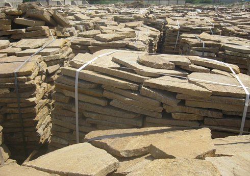 Kamenclub.ru: Песчаник пластушка желтый с рисунком (3 см)  купить в Московской области песчаник желтый с рисунком, рыжий, желтый песчаник пластушка ландшафтная рваная 8 500 руб/м3   фото КАМЕНЬ КЛУБ