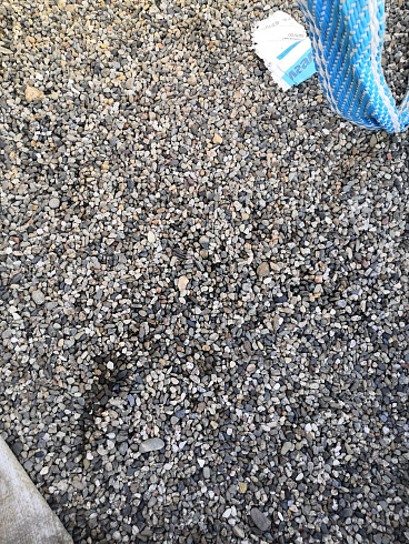 Kamenclub.ru: Галька речная окат (серая) фр.3-5 мм купить  в Московской области галька речная серая бежевый темно-серый окатанный речной камень округлый 9500 руб/т   фото КАМЕНЬ КЛУБ