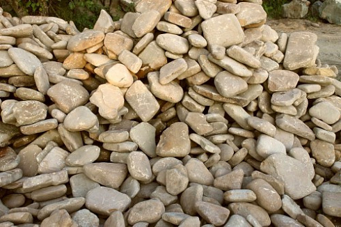 Kamenclub.ru: Песчаник для мощения дорожек, площадок, парковок ( фр 5-10 см)  купить в Московской области песчаник  серый желтый коричневый рыжий песчаник оголтованный окатанный 6500 руб/т   фото КАМЕНЬ КЛУБ