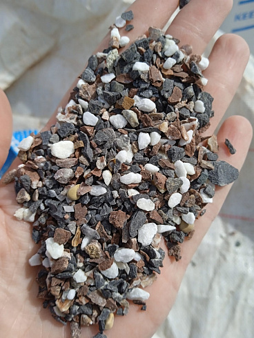 Kamenclub.ru: Мраморная крошка (щебень крошка микс: белый-зеленый-розовый) фр. 5-10 мм  купить в Московской области мрамор белый, зеленый, розовый, разноцветный, молочный декоративная ландшафтная мраморная крошка 9500 руб/т   фото КАМЕНЬ КЛУБ