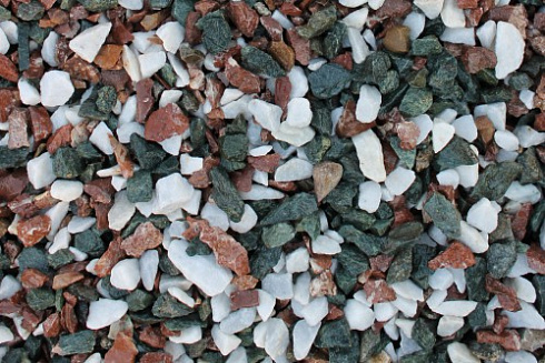 Kamenclub.ru: Мраморная крошка (щебень крошка микс: белый-розовый) фр. 10-20 мм.  купить в Московской области мрамор белый, розовый каменный декоративный ландшафтный щебень 12000 руб/т   фото КАМЕНЬ КЛУБ