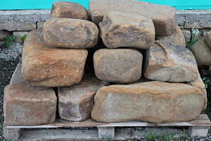 Kamenclub.ru: Песчаник для строительства и кладки (фр. 200-400 мм)  купить в Московской области песчаник бежевый серый рыжий желтый блоки для строительства из песчаника 6500 руб/т   фото КАМЕНЬ КЛУБ