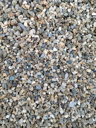 Kamenclub.ru: Галька речная окат (серая) фр.3-5 мм купить  в Московской области галька речная серая бежевый темно-серый окатанный речной камень округлый 9500 руб/т   фото КАМЕНЬ КЛУБ