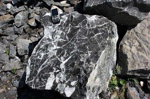 Kamenclub.ru: Черный мрамор скальник фр. 1000-1500 мм.  купить в Московской области мрамор черный белый серый крупный колотый валун ландшафтный 9000 руб/т   фото КАМЕНЬ КЛУБ