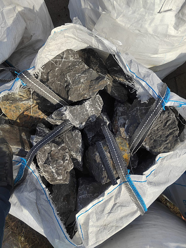 Kamenclub.ru: Черный мрамор скальник фр. 100-500 мм.  купить в Московской области мрамор черный белый серый крупный колотый валун ландшафтный 8500 руб/т   фото КАМЕНЬ КЛУБ