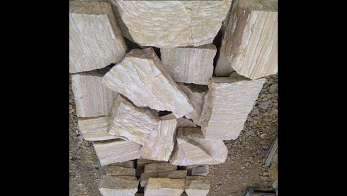 Kamenclub.ru: Песчаник пластушка желтый с рисунком (4-6 см)  купить в Московской области плитняк пластушка желтый с рисунком песчаник 9 000 руб/м3   фото КАМЕНЬ КЛУБ