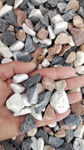 Kamenclub.ru: Мраморная крошка (щебень галтованный микс:белый-зеленый-розовый) фр.20-40 мм.  купить в Московской области мрамор белый, зеленый, розовый мрамор декоративный (галтовка) 15500 руб/т   фото КАМЕНЬ КЛУБ