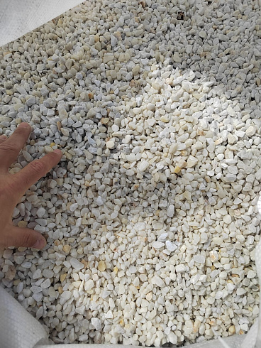 Kamenclub.ru: Мраморная крошка, щебень, цвет-белый, фр. 5-10 мм.  купить в Московской области мрамор белый, айвори, молочный мраморная каменная крошка ландшафтная 12000 руб/т   фото КАМЕНЬ КЛУБ