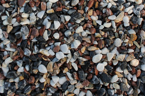 Kamenclub.ru: Мраморная крошка (щебень крошка микс : белый-черный-розовый) фр. 5-10 мм.  купить в Московской области мрамор белый, черный, розовый, разноцветный микс декоративная мраморная каменная крошка 12000 руб/т   фото КАМЕНЬ КЛУБ