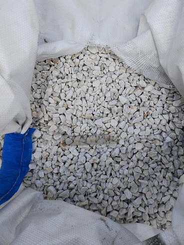 Kamenclub.ru: Мраморная крошка, щебень, цвет-белый, фр. 10-20 мм.  купить в Московской области мрамор белый, молочный айвори каменная ландшафтная декоративная крошка шебня 12000 руб/т   фото КАМЕНЬ КЛУБ