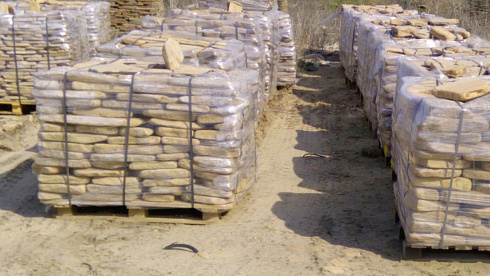 Kamenclub.ru: Песчаник пластушка галтованный желтый с рисунком (3 см)  купить в Московской области плитняк - пластушка желтый песчаник 21000 руб/м3   фото КАМЕНЬ КЛУБ