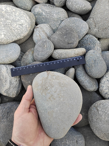 Kamenclub.ru: Галька речная плоская (серо-белая) фр. 70-120 мм. купить  в Московской области галька галечник речной серый, белый окатанная плоская  природная галька 9000 руб/т   фото КАМЕНЬ КЛУБ