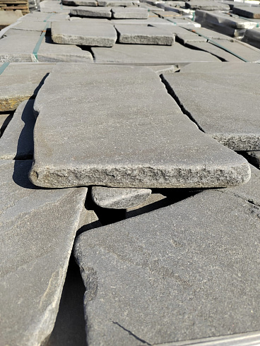 Kamenclub.ru: Песчаник пластушка светло-серый (4,0 - 6,0 см)  купить в Московской области плитняк - пластушка светло-серый песчаник 12600 руб/м3   фото КАМЕНЬ КЛУБ