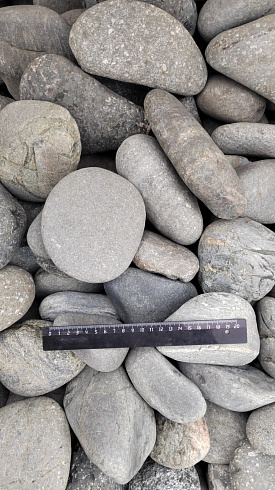 Kamenclub.ru: Галька речная окат (темно-серая) фр. 70-150 мм. купить  в Московской области галька речная темно-серая, синяя, серая речная галька округлая  8000 руб/т   фото КАМЕНЬ КЛУБ