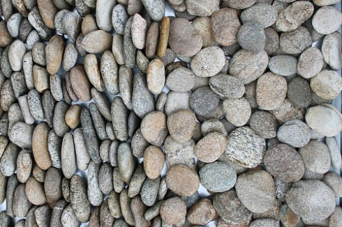 Kamenclub.ru: Галька речная плоская (серо-белая) фр. 70-120 мм. купить  в Московской области галька галечник речной серый, белый окатанная плоская  природная галька 9000 руб/т   фото КАМЕНЬ КЛУБ