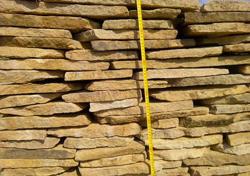 Kamenclub.ru: Песчаник пластушка желтый с разводом под дерево (2 см)  купить в Московской области плитняк желтый с разводами, желтый, рыжий, серый песчаник пластушка рваная ландшафтная 11 000 руб/м3   фото КАМЕНЬ КЛУБ