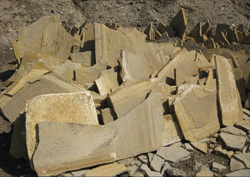 Kamenclub.ru: Форматный камень (плаха) пошаговая дорожка от 70-150 см (4 -12 см)  купить в Московской области плитняк  форматный плаха желтый песчаник 9 000 руб/т   фото КАМЕНЬ КЛУБ