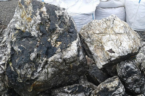 Kamenclub.ru: Черный гранит - кварцит фр. 100-500 мм.  купить в Московской области мрамор гранит черный с белыми прожилками, серый, белый валун скальный колотый 7000 руб/т   фото КАМЕНЬ КЛУБ