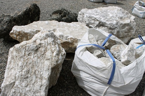 Kamenclub.ru: Мраморизированный известняк фр. 100-500 мм.  купить в Московской области известняк серый белый темно-серый сероватый валун природного образования окатанный 10500 руб/т   фото КАМЕНЬ КЛУБ