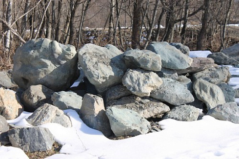 Kamenclub.ru: Гранит скальник (серо-зеленый) фр. 500-1500 мм.  купить в Московской области гранит мрамор  серый зеленый темно-серый глыба скальная колотая ландшафтная 7 500 руб/т   фото КАМЕНЬ КЛУБ