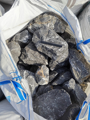 Kamenclub.ru: Черный мрамор скальник фр. 100-500 мм.  купить в Московской области мрамор черный белый серый крупный колотый валун ландшафтный 8500 руб/т   фото КАМЕНЬ КЛУБ