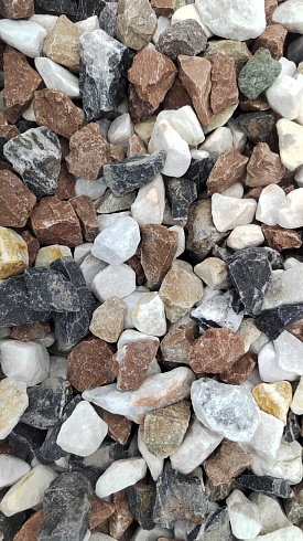 Kamenclub.ru: Мраморная крошка (щебень крошка микс : белый-черный-розовый) фр. 20-40 мм.  купить в Московской области мрамор белый, черный, розовый декоративная ландшафтная крошка 12000 руб/т   фото КАМЕНЬ КЛУБ