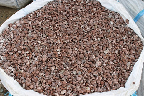 Kamenclub.ru: Мраморная крошка (щебень галтованный розовый) фр.10-20 мм.  купить в Московской области мрамор розовый, красный ландшафтный декоративный окатанный округлый щебень 15000 руб/т   фото КАМЕНЬ КЛУБ