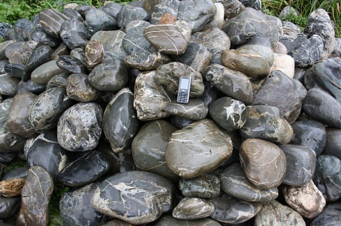 Kamenclub.ru: Валунчик Паутинник фр.100-300 мм  купить в Московской области крупный природный камень галечник темно-серый с прожилками белый черный речной валунчик 5000 руб/т   фото КАМЕНЬ КЛУБ