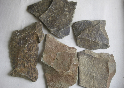 Kamenclub.ru: Песчаник пластушка "фонтанка" серо-зеленая (3,0-5,0 см)  купить в Московской области песчаник серо-зеленая колотые плитки облицовочные пластушки 11400 руб/м3   фото КАМЕНЬ КЛУБ