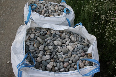 Kamenclub.ru: Галька речная окат (ассорти) фр. 50-100 мм. купить  в Московской области галька природная округлая серая белая черная серая коричневая синяя галька речная окатанная округлая 6200 руб/т   фото КАМЕНЬ КЛУБ