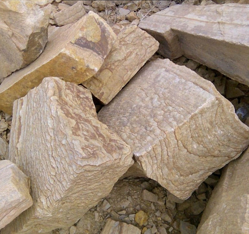 Kamenclub.ru: Песчаник пластушка желтый с рисунком (7-15 см)  купить в Московской области плитняк - пластушка - бут желтый песчаник 10200 руб/м3   фото КАМЕНЬ КЛУБ