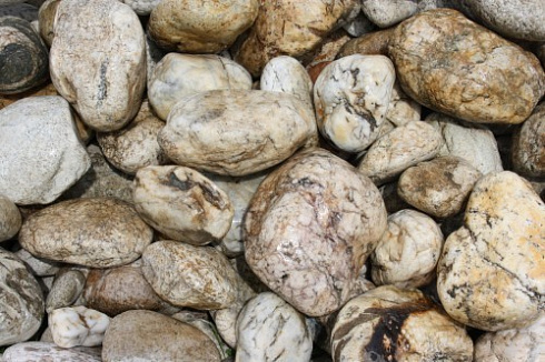 Kamenclub.ru: Кварцевый валунчик фр.100-300 мм.  купить в Московской области кварц белый, бежевый молочный рыжий крупный природный камень галечник 7850 руб/т   фото КАМЕНЬ КЛУБ