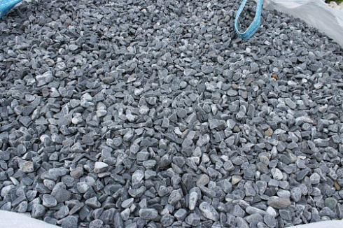 Kamenclub.ru: Щебень галтованный черный (мрамор) фр.10-20 мм.  купить в Московской области мрамор черный с белыми прожилками, черный, белый окатанный округлый ландшафтный декоративный щебень 15000 руб/т   фото КАМЕНЬ КЛУБ