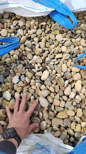 Kamenclub.ru: Галька речная окат рыжая фр. 20-40 мм. купить  в Московской области галька речная окатанная рыжая желтая серая округлая речная галька 5000 руб/т   фото КАМЕНЬ КЛУБ