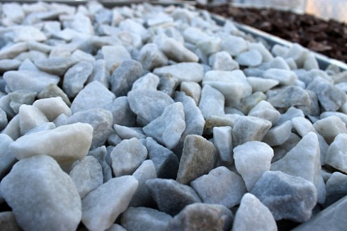 Kamenclub.ru: Мраморная крошка, щебень, цвет-белый,  фр. 20-40 мм.  купить в Московской области мрамор белый молочный слоновая кость айвори  мраморная крошка ландшафтная 12000 руб/т   фото КАМЕНЬ КЛУБ