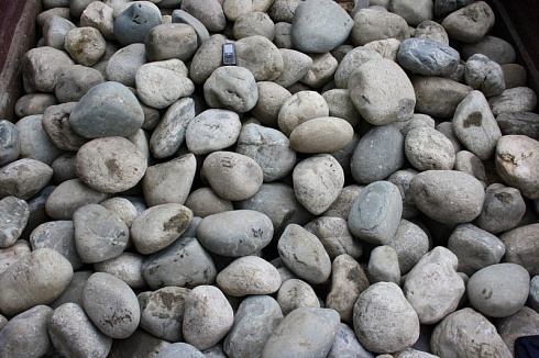 Kamenclub.ru: Темно-серый валунчик фр.100-300 мм.  купить в Московской области крупный природный камень серый, темно-серый, светло-серый речная галька большого размера окатанная 4500 руб/т   фото КАМЕНЬ КЛУБ