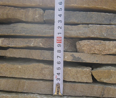 Kamenclub.ru: Песчаник пластушка желтый с разводом под дерево (2 см)  купить в Московской области плитняк желтый с разводами, желтый, рыжий, серый песчаник пластушка рваная ландшафтная 11 000 руб/м3   фото КАМЕНЬ КЛУБ