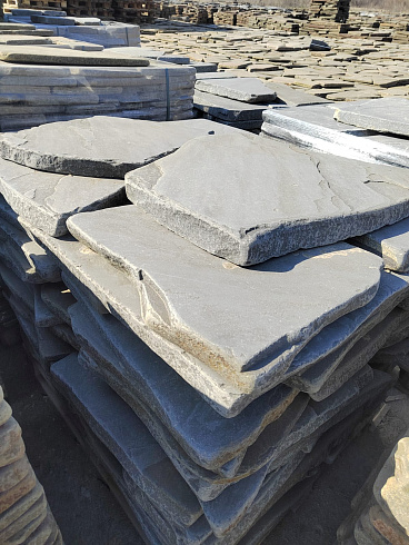 Kamenclub.ru: Песчаник пластушка галтованная светло-серая (3,0 см)  купить в Московской области песчаник светло-серый, серый ландшафтный камень рваный колотый 21000 руб/м3   фото КАМЕНЬ КЛУБ