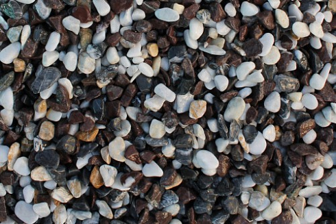 Kamenclub.ru: Мраморная крошка (щебень галтованный микс:белый-черный-розовый) фр.40-70 мм.  купить в Московской области мрамор белый, черный розовый декоративный щебень галтованный 15500 руб/т   фото КАМЕНЬ КЛУБ