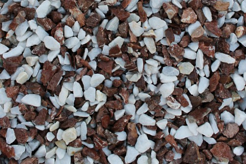 Kamenclub.ru: Мраморная крошка (щебень крошка микс : белый-черный-розовый) фр. 20-40 мм.  купить в Московской области мрамор белый, черный, розовый декоративная ландшафтная крошка 12000 руб/т   фото КАМЕНЬ КЛУБ