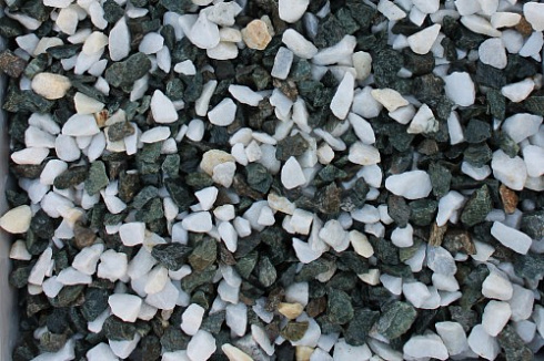 Kamenclub.ru: Мраморная крошка (щебень крошка микс: белый-розовый) фр. 10-20 мм.  купить в Московской области мрамор белый, розовый каменный декоративный ландшафтный щебень 12000 руб/т   фото КАМЕНЬ КЛУБ