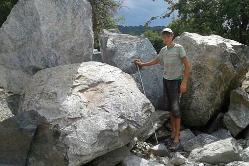 Kamenclub.ru: Змеевик скальник фр. 500-1500 мм.  купить в Московской области змеевик зеленый серый черный глыба скальная колотая 7500 руб/т   фото КАМЕНЬ КЛУБ