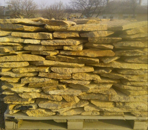 Kamenclub.ru: Песчаник пластушка "фонтанка" желтая (3,0 - 5,0 см)  купить в Московской области песчаник желтая, рыжий, желтый песчаник колотый рваный со сколом облицовочный 16200 руб/м3   фото КАМЕНЬ КЛУБ