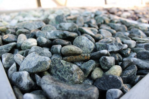 Kamenclub.ru: Щебень галтованный зеленый (змеевик) фр. 20-40 мм.  купить в Московской области мрамор зеленый, салатовый оголтованный щебень мраморный 12500 руб/т   фото КАМЕНЬ КЛУБ