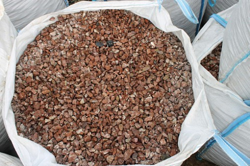 Kamenclub.ru: Мраморная крошка (щебень крошка розовый) фр. 10-20 мм.  купить в Московской области мрамор розовый, красный каменная декоративная крошка ландшафтная 11000 руб/т   фото КАМЕНЬ КЛУБ