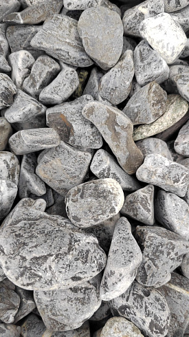 Kamenclub.ru: Щебень галтованный черный (мрамор) фр.40-70 мм.  купить в Московской области мрамор черный с белыми прожилками, черный, белый щебень галтованный округлый 13500 руб/т   фото КАМЕНЬ КЛУБ